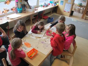 Die Kinder bemalen Stofftaschen